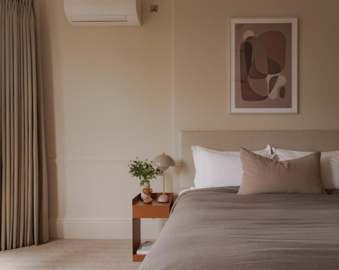 Leighton House - Boutique Guesthouse Bath Exterior foto A bedroom with a wall mounted air conditioner